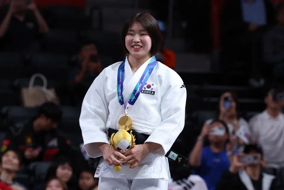 Heo Mi-mi wins judo gold at Aichi-Nagoya Asian Games honoring grandmother's dying wish
