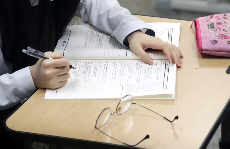 A student takes a mock test before the South Korean national comprehensive assessment for high school students begins on March 23 at a high school in Seoul. (Yonhap News)