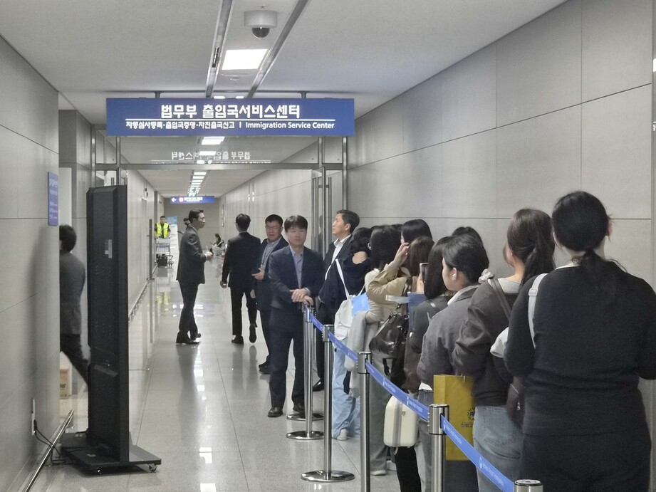 12일 오전 10시10분께 인천공항 2여객터미널 법무부 출입국서비스센터에서 안법고 2학년 학생들이 단체 지문 등록을 하고 있다. 이승욱기자