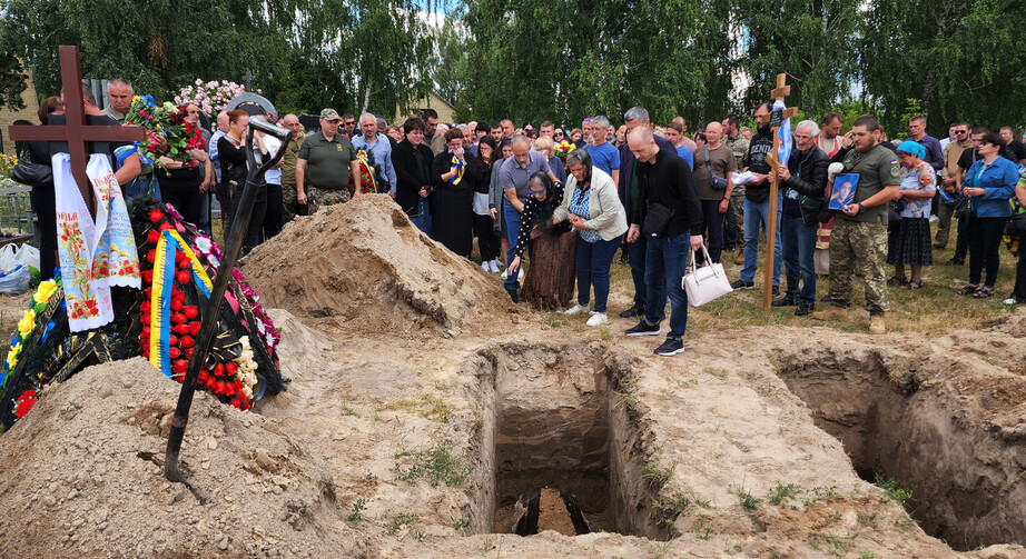 루한스크 지역에서 복무하다 지난 12일 전사한 보흐단 므콜라요브치 사블린 선임병의 장례식이 18일(현지시각) 낮 우크라이나 부차의 한 공동묘지에서 열리고 있다. 부차/김혜윤 기자 unique@hani.co.kr