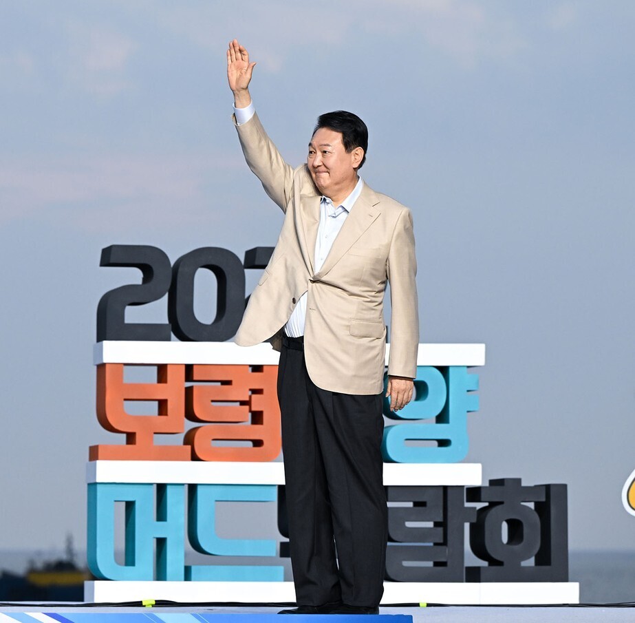 President Yoon Suk-yeol greets the crowd at the 2022 Boryeong Sea Mud Exhibition on July 16. (provided by presidential office)