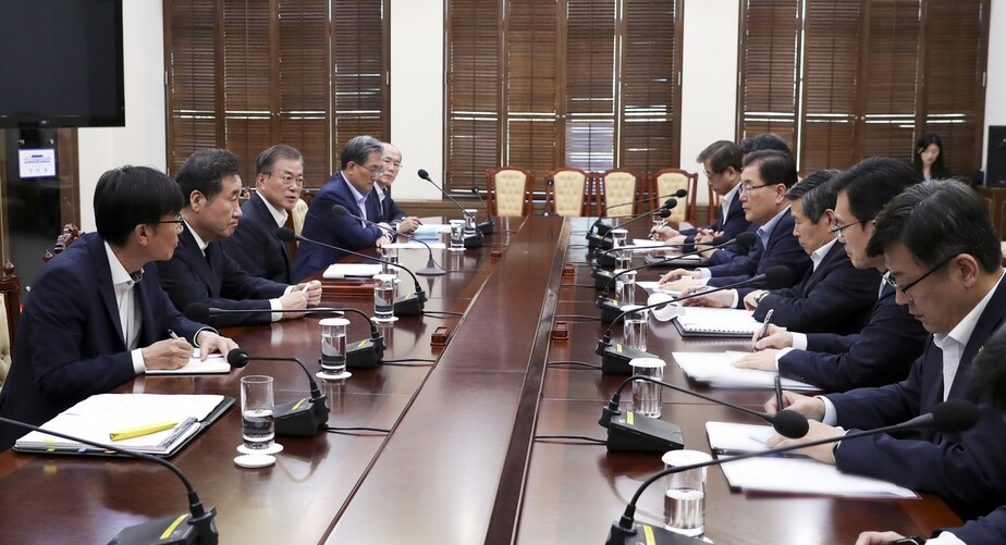 South Korean President Moon Jae-in presides over a GSOMIA-related meeting of the National Security Council’s standing committee at the Blue House on the afternoon of Aug. 22.