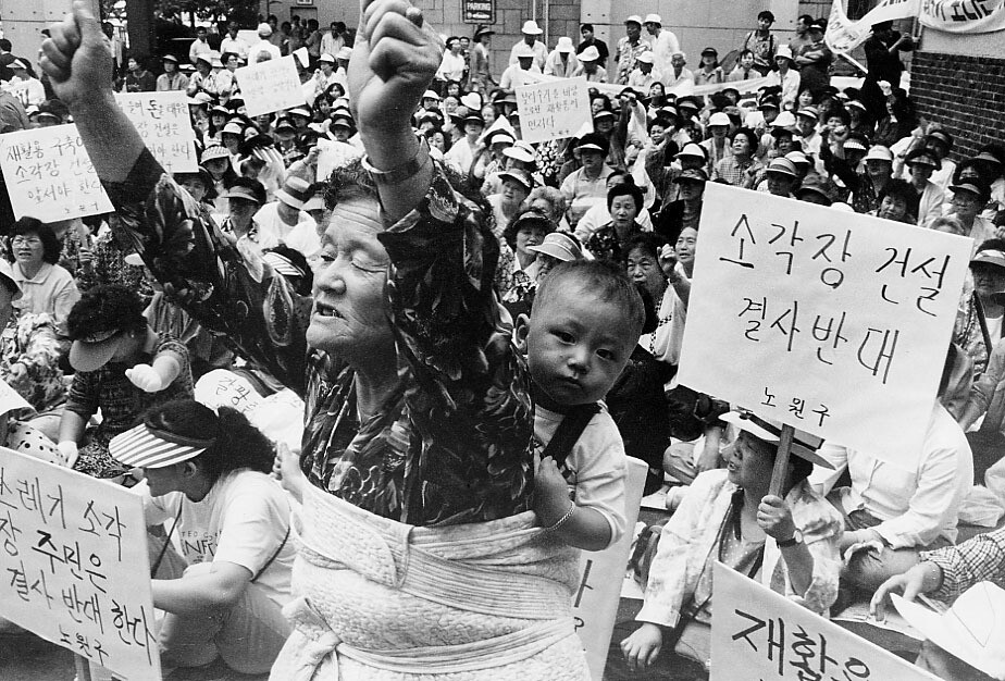 1993년 서울 노원구 주민 300여 명이 서울시의회 앞에서 쓰레기 소각장 건설에 반대하는 집회를 열고 있다. 한겨레 자료