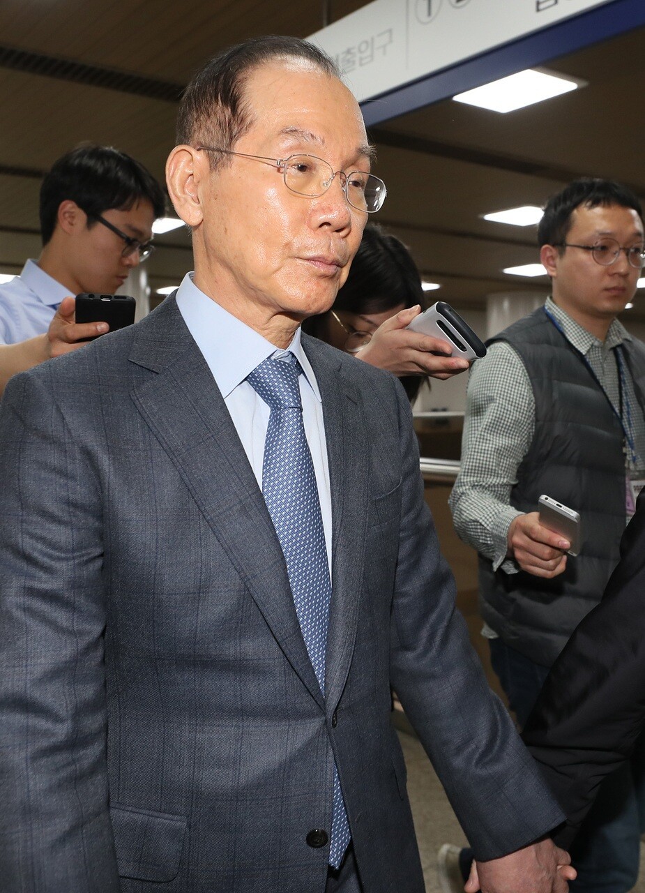 Former Samsung Group Vice Chairman Lee Hak-soo enters the Seoul High Court to testify against ex-president Lee Myung-bak regarding bribery and embezzlement charges on Mar. 27. (Yonhap News)