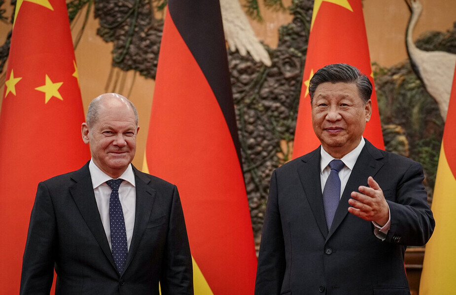 Chancellor Olaf Scholz of Germany meets with President Xi Jinping of China on Nov. 4, 2022, during the former’s trip to Beijing. (Yonhap)