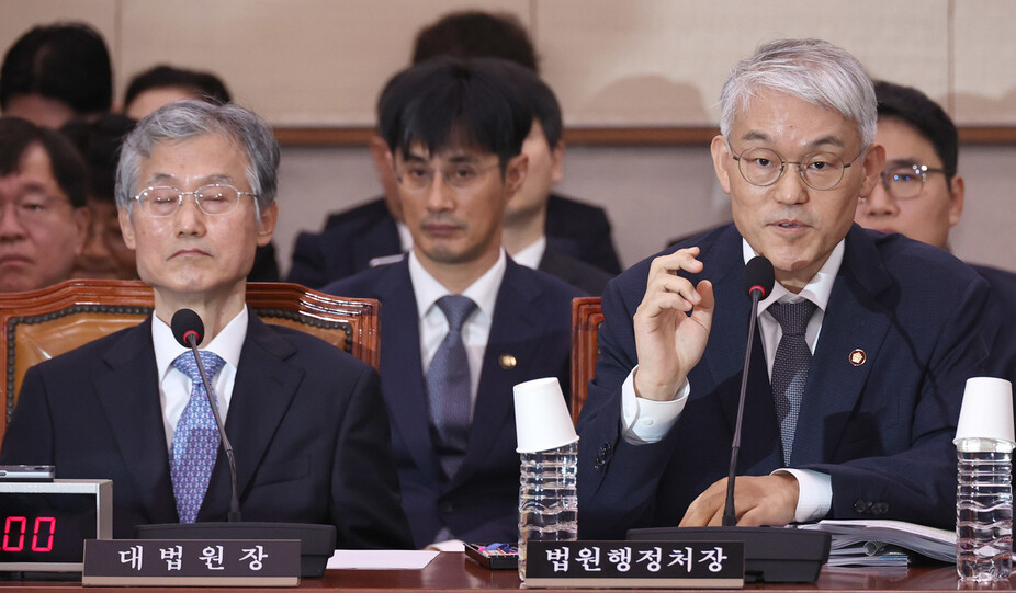 천대엽 법원행정처장이 2025년 10월13일 국회에서 열린 법제사법위원회 국정감사에서 조희대 대법원장(왼쪽)의 이석을 요구하고 있다. 한겨레 윤운식 선임기자 yws@hani.co.kr