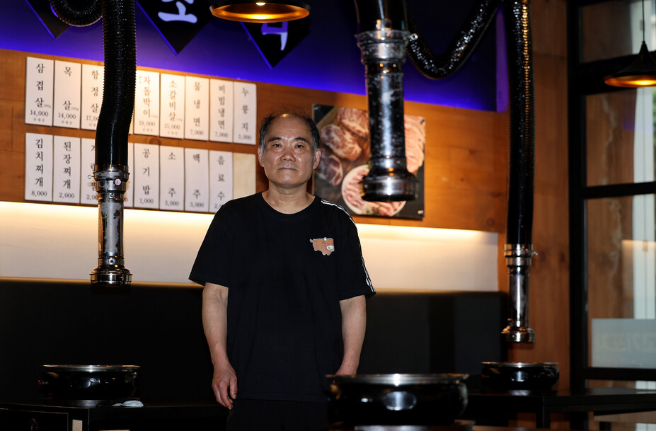 2025년 5월19일 오후 충북 청주시 흥덕구 복대동에 있는 고깃집 천둥소리의 임문철(54) 사장이 텅빈 홀에 서 있다. 청주(충북)=이종근 선임기자 root2@hani.co.kr