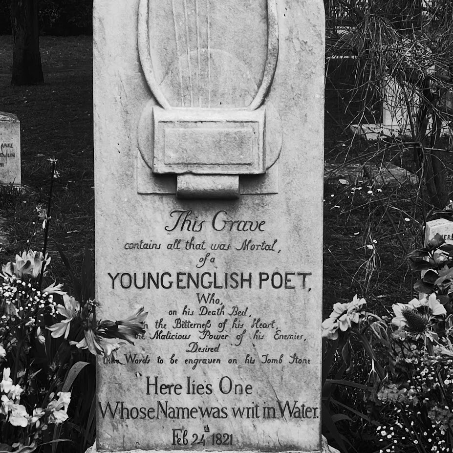 시인 존 키츠의 묘비. 위키미디어