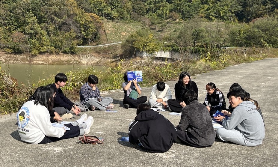 충남 금산 한 대안학교의 영어 야외 수업 모습. 영어가 두려움이 아닌 즐거움이 될 수 있다는 경험을 선사한다. 필자 제공