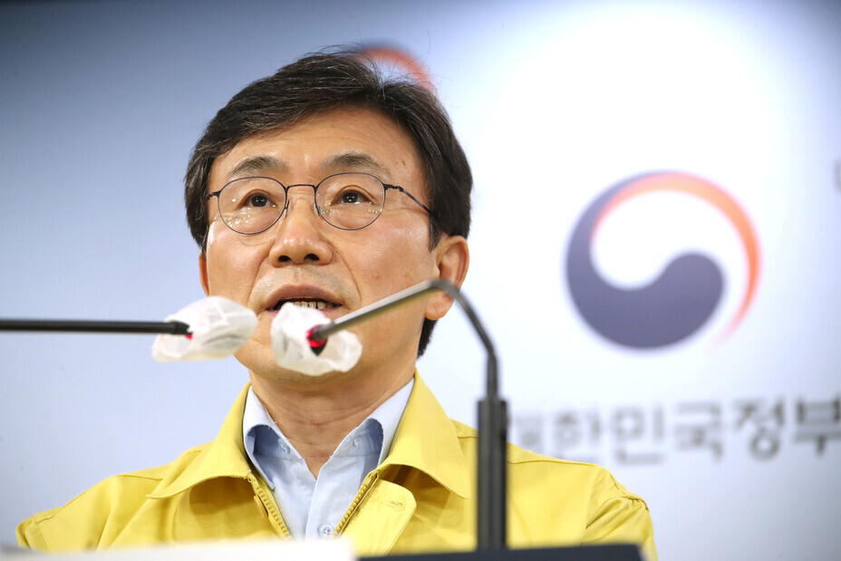 South Korean Minister of Health and Welfare Kwon Deok-chul delivers a statement to the South Korean public Sunday calling for the observance of basic COVID-19 prevention measures in the Seoul Government Complex. (Yonhap News)