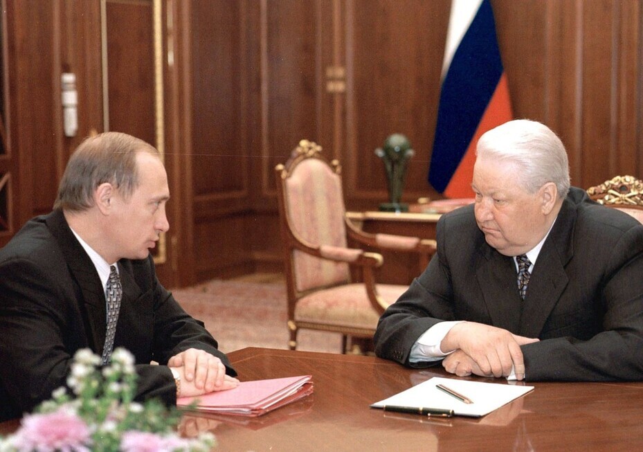 Russian President Boris Yeltsin meets on May 19, 1999, with Vladimir Putin, who served as director of the Federal Security Service at the time. (EPA/Yonhap)
