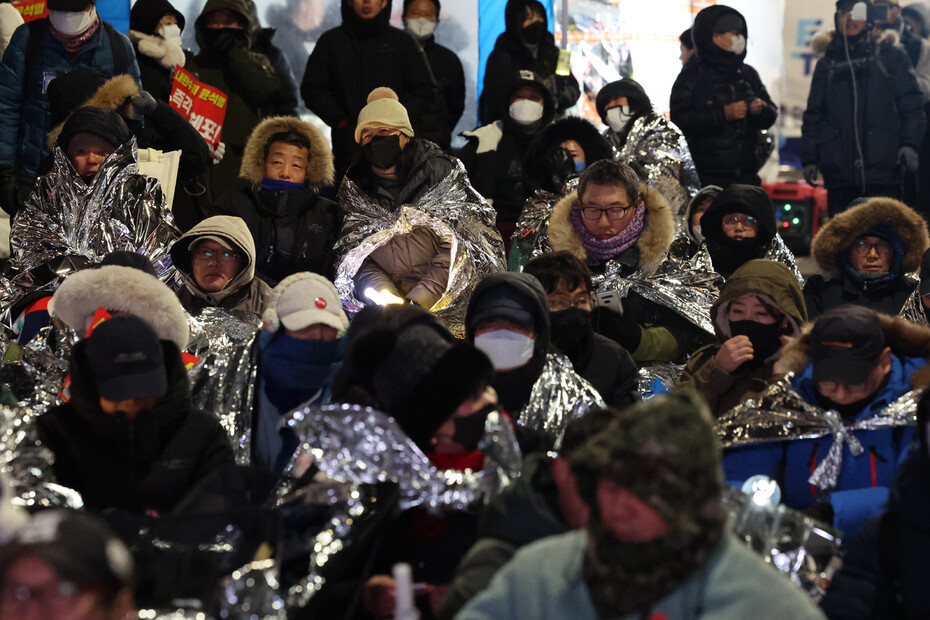 촛불행동이 2025년 1월15일 오전 서울 한남동 대통령 관저 앞에서 12·3 내란 우두머리 피의자인 대통령 윤석열 체포를 요구하는 밤샘집회를 하고 있다. 한겨레 정용일 선임기자 yongil@hani.co.kr