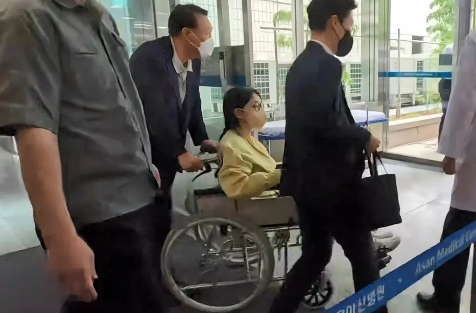 ‘휠체어 퇴원’ 김건희에 박지원 “한심, 제정신인가”