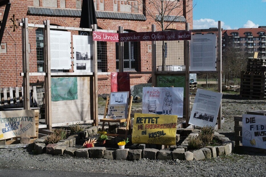 On March 15, in the spot where the Statue of Peace honoring victims of the Japanese military’s institutionalized sexual slavery system once stood at the University of Kassel before its removal, there are signs calling for the statue to be returned. (Noh Ji-won/The Hankyoreh)