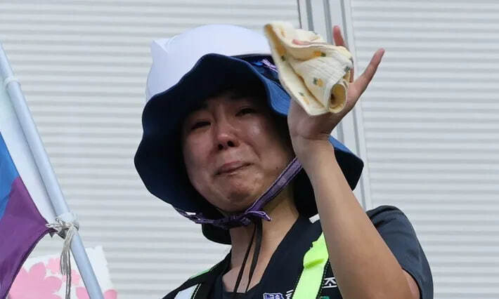 고용승계를 요구하며 600일 동안 고공농성을 이어갔던 박정혜 한국옵티칼하이테크 수석부지회장이 2025년 8월29일 경북 구미시 한국옵티컬하이테크 공장 옥상에서 농성을 마치고 지상으로 내려오고 있다. 한겨레 김태형 기자 xogud555@hani.co.kr