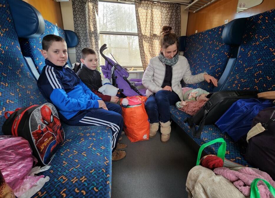 Originally from Ternopil, Ukraine, Nadia (28), her sons Viktor (10) and Bohdan (9), and daughter Adriana (2), ride the train from Przemysl, Poland, to Krakow. (Kim Hye-yun/The Hankyoreh)