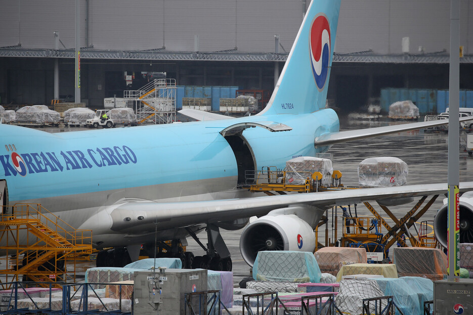 23일 오후 인천국제공항 화물터미널에서 관계자들이 미국 모더나사의 백신을 옮기고 있다. 연합뉴스