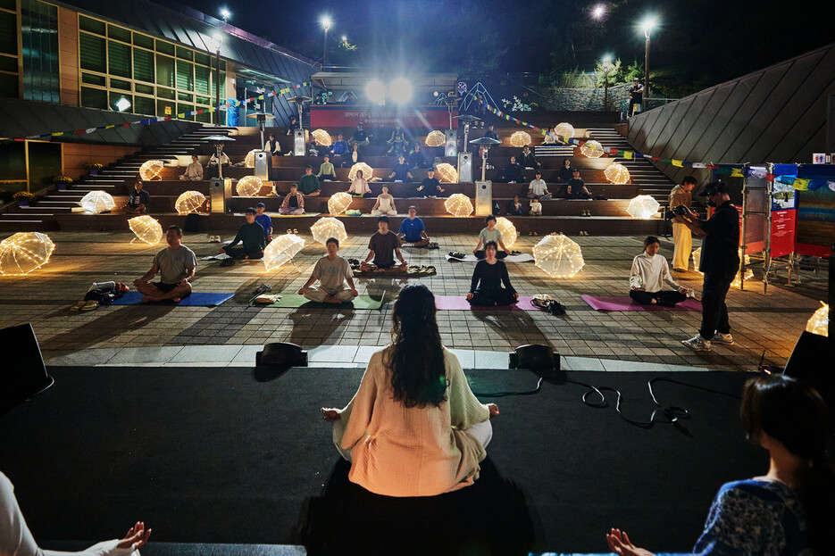 울산울주세계산악영화제 기간에 여는 밤빛 요가. 울산울주세계산악영화제 제공