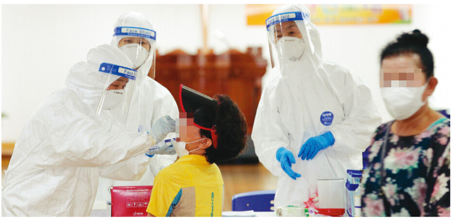 Members of the Kumnan Methodist Church in Seoul’s Jungnang District gets tested at a screening clinic set up in the church on Aug. 19. (Kim Bong-gyu, senior staff photographer)