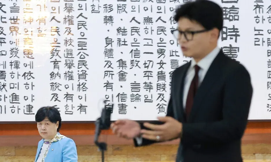 한동훈, ‘서영교 찌릿’ 사진 올리며 “‘계엄’하시게요?” 비아냥