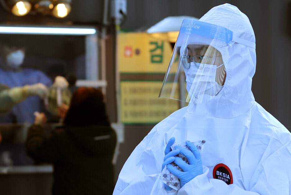 A medical worker at a temporary screening center set up in Seoul Plaza on Dec. 21. (Yonhap News)