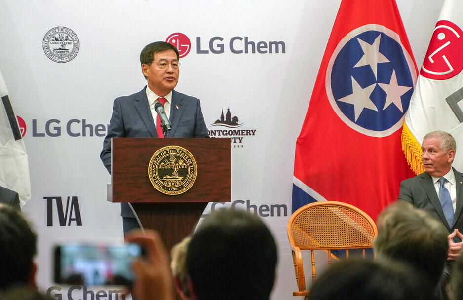 Shin Hak-cheol, CEO of LG Chem, announces plans to establish a cathode materials (used in EV batteries) plant in Tennessee on Nov. 22 while in the state’s government building. (courtesy of LG Chem)