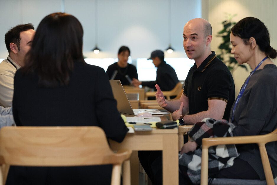Andrew Kempster (second from right), a senior business development manager at Lemonade, speaks to the Hankyoreh at the Day 1 Company’s office in Gangnam District, Seoul, on May 9. (Kim Young-won/The Hankyoreh) 