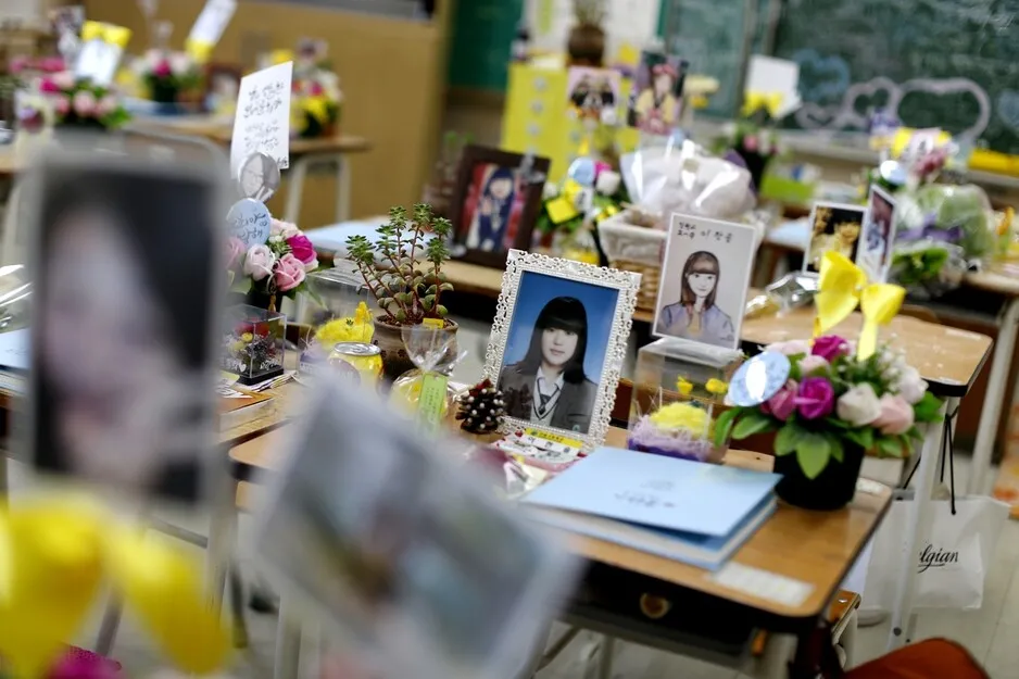 <주책맞게 운다고 놀리겠지만> 2014년 4월 제주도로 수학여행을 떠난 단원고 2학년 학생 250명은 살아서 학교로 돌아오지 못했다. 이들이 공부하던 교실은 이제 사라지고 없다. 2016년 5월11일. 안산/김봉규 선임기자 bong9@hani.co.kr