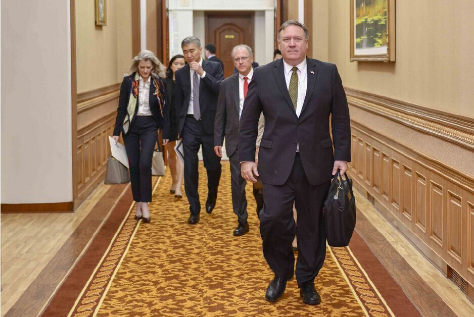 Secretary of State Mike Pompeo heads to a meeting with high-level North Korean officials in Pyongyang on July 7, 2018. Behind him is Sung Kim (second right), then US ambassador to the Philippines. (Hankyoreh archives)