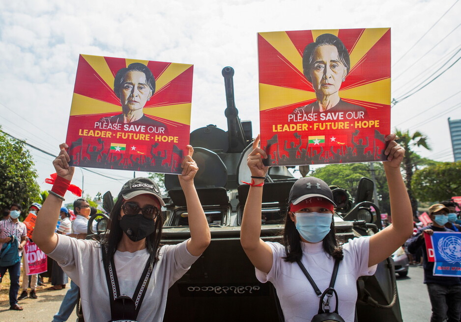 군사 쿠데타 발발 직후인 2021년 2월15일 미얀마 최대 도시인 양곤 중심가에서 시위대가 아웅산 수치 전 국가고문을 지지하는 손팻말을 들고 시위를 벌이고 있다. REUTERS