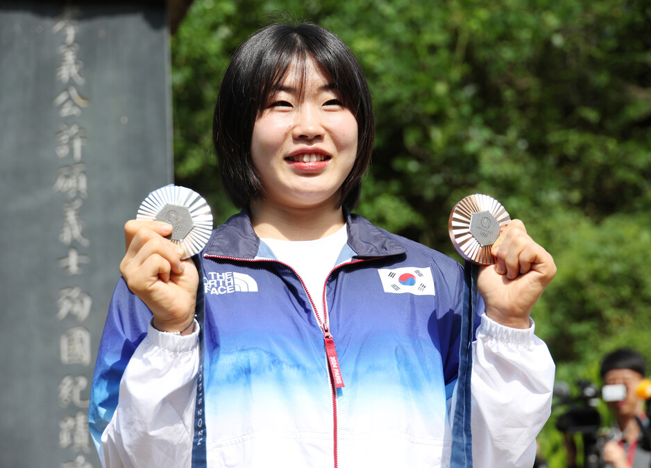 Heo Mimi, que conquistou a medalha de prata na categoria até 57 kg feminino no judô e a medalha de bronze na prova de equipes mistas nas Olimpíadas de Paris 2024, tira uma foto no memorial milagroso do ativista da independência e grande governador Heo Seok. Seu avô, ele nasceu em Hwase-ri, Samjok-yosa-myeon, Junwi-gun, Daegu, na manhã do dia 6. Notícias Yonhap