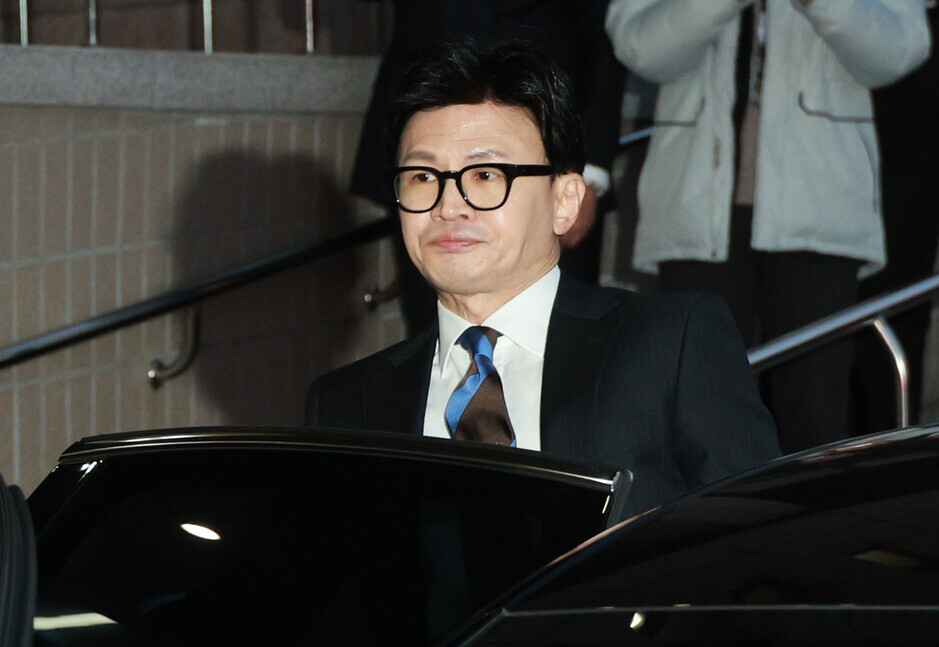 Han Dong-hoon leaves the Justice Ministry complex in Gwacheon on Dec. 21 after being relieved of his duties. (Yonhap)