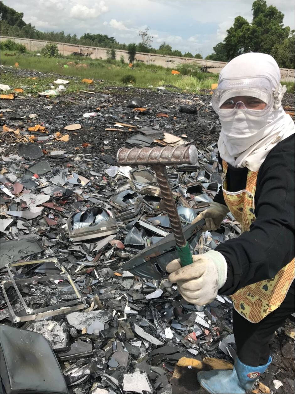 (왼쪽부터 시계방향) 타이의 한 쓰레기 야적장에서 한 시민이 버려진 가전제품 폐기물을 망치로 파쇄하고 있다. 후바난다나 제공