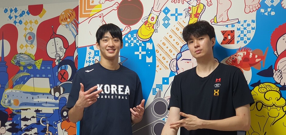 Yeo Jun -seok (left) and Lee Hyun -joong are showing a shot ceremony at the Jincheon National Team Village on the 24th. The two players are gaining popularity in the match against the 2025 International Basketball Federation Asia Cup. Reporter Nam Ji -eun