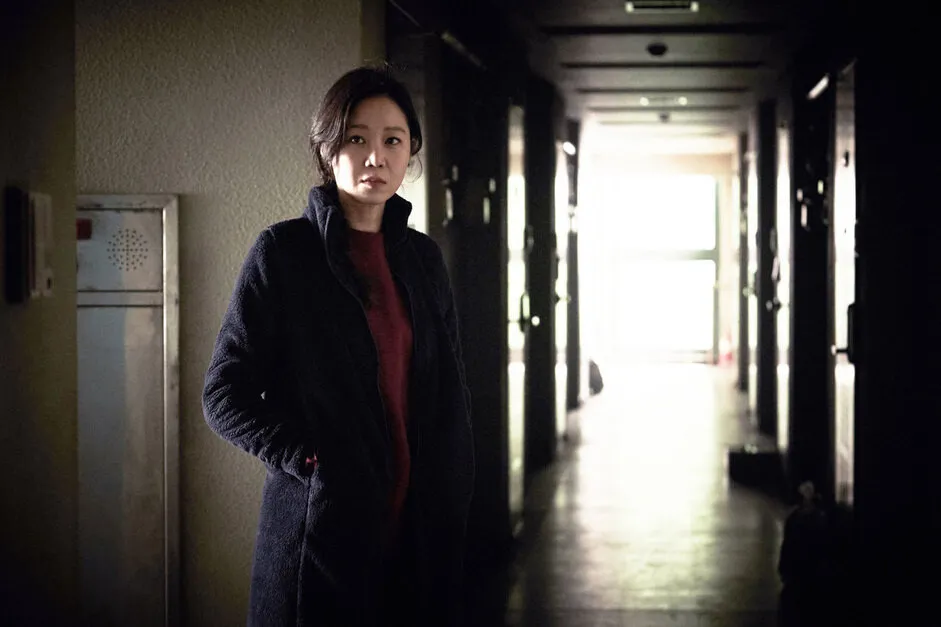 무표정한 사회의 '홀로 여성'이 처한 공포와 절망