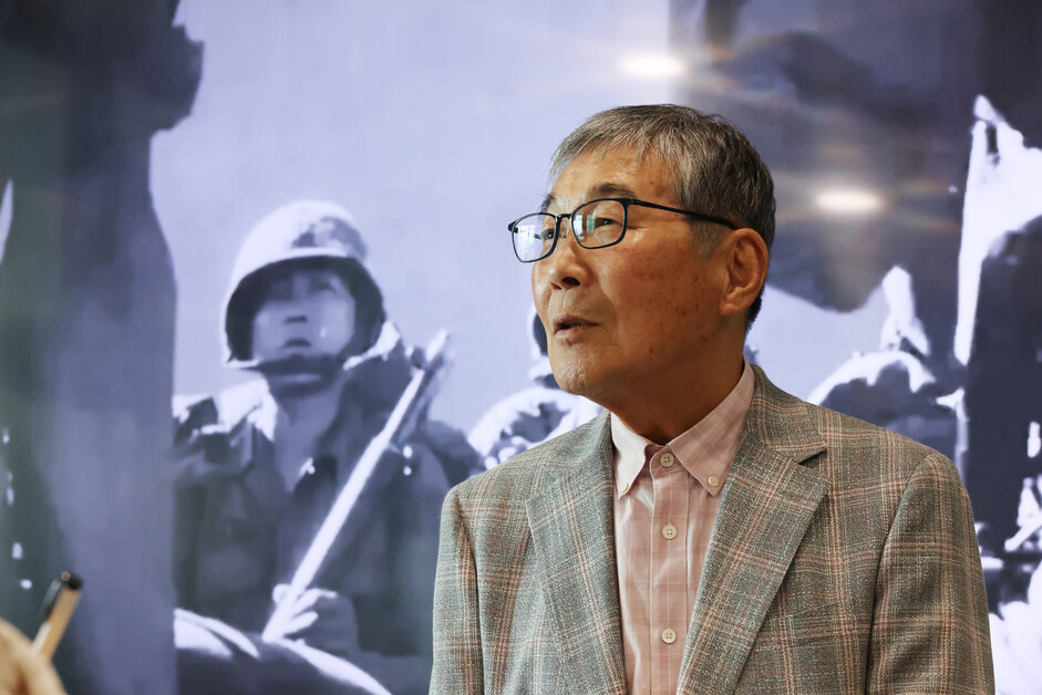 베트남전 참전군인 송정근씨가 2023년 5월 9일 부산의 한 스튜디오에서 한겨레21과 인터뷰하고 있다. 류우종 기자