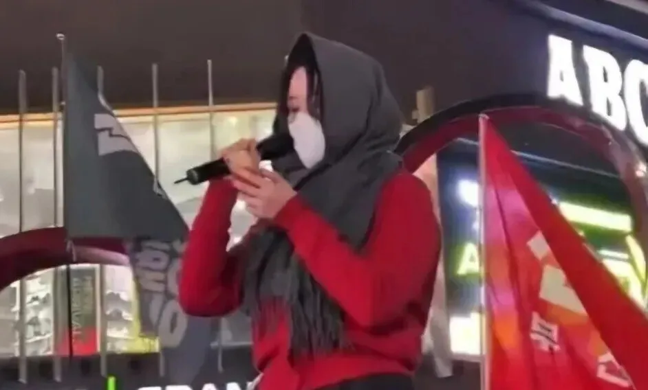 A video of a woman who described herself as a “so-called bar girl” speaking at an impeachment rally in Busan on Dec. 11, 2024, went viral for her call for solidarity with marginalized peoples across Korea. (still from X)