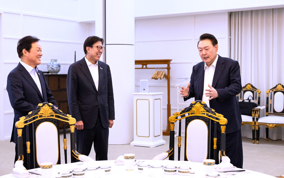 윤석열 대통령이 2024년 10월18일 서울 한남동 대통령 관저에서 부산·울산·경남 광역자치단체장과의 만찬에 앞서 박형준 부산시장(가운데), 박완수 경남도지사와 대화하고 있다. 대통령실 제공