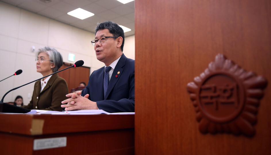 South Korean Unification Minister Kim Yeon-chul (right) responds to lawmakers’ questions during a session of the National Assembly’s Foreign Affairs and Unification Committee on Jan. 9. (Yonhap News)