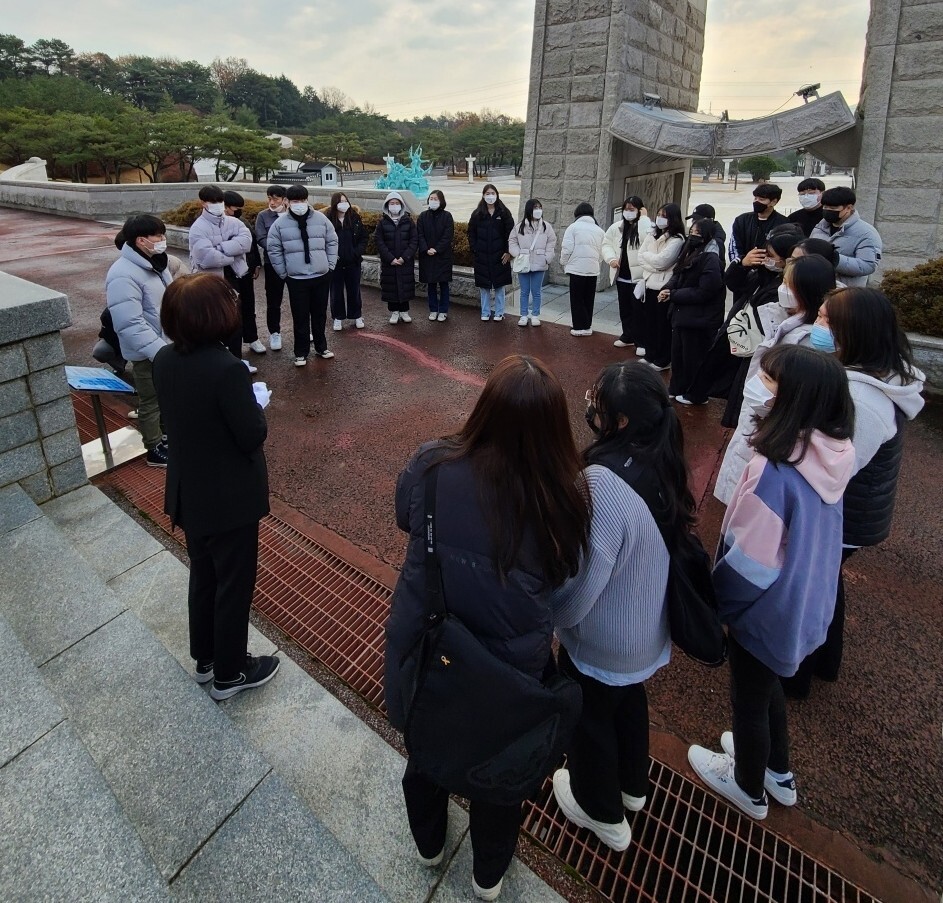 지난 24일 광주시 북구 운정동 국립5·18민주묘지를 찾은 전남 영암 삼호고 학생들이 5·18 항쟁 이야기를 듣고 있다. 국립5·18민주묘지 관리사무소 제공