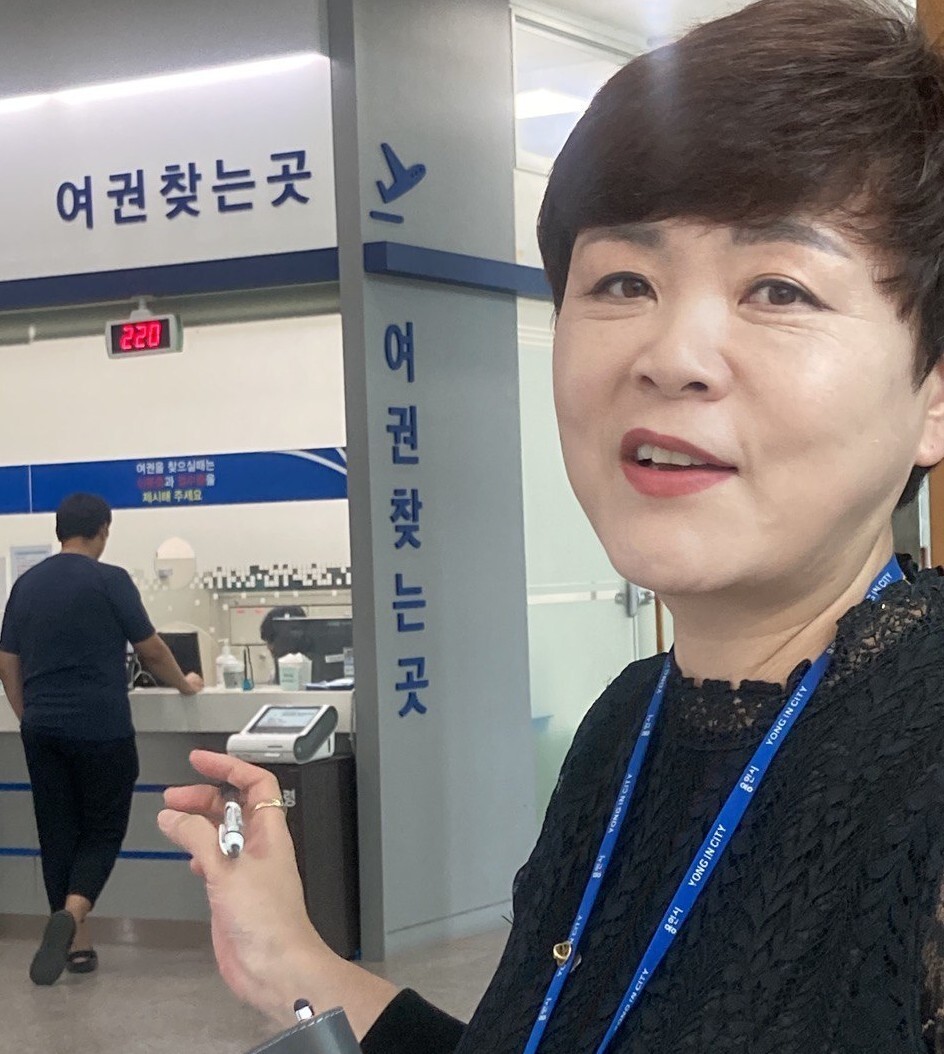 경기도 용인시청 민원여권과에서 일하는 공무직 노동자 박은정씨.