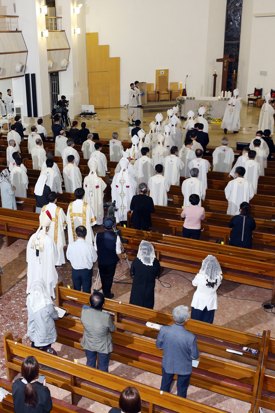 A commemorative mass for the 40th anniversary of the Gwangju Democratization Movement held at the Archdiocese cathedral in Gwangju’s Buk (North) District. (Yonhap News)