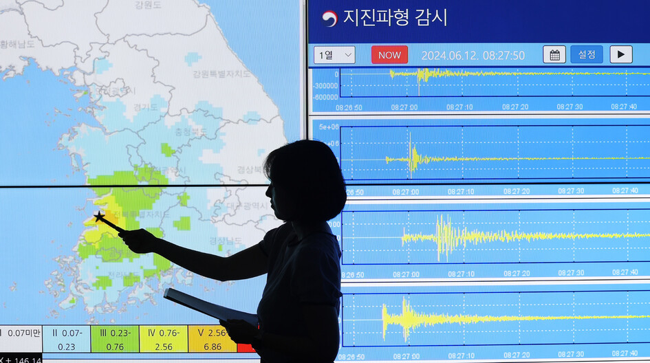 2024년 6월12일 수도권기상청에서 지진 담당 공무원이 전북 부안 지진 관련 정보를 보여주고 있다. 연합뉴스