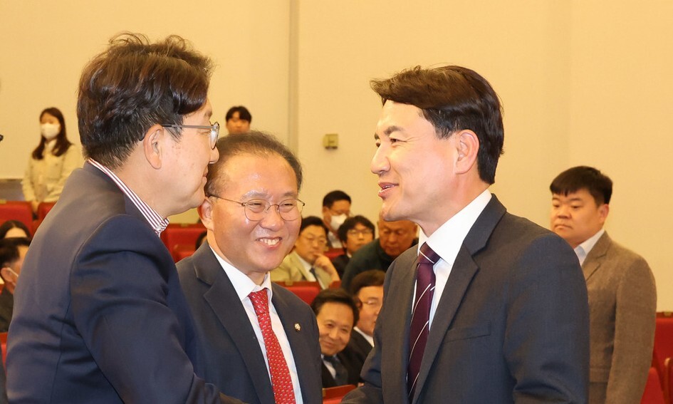 “Who is the top governor of Gangwon-do?” OR “Why was I chosen over Kim Jin-tae by Kwon Seong-dong?”