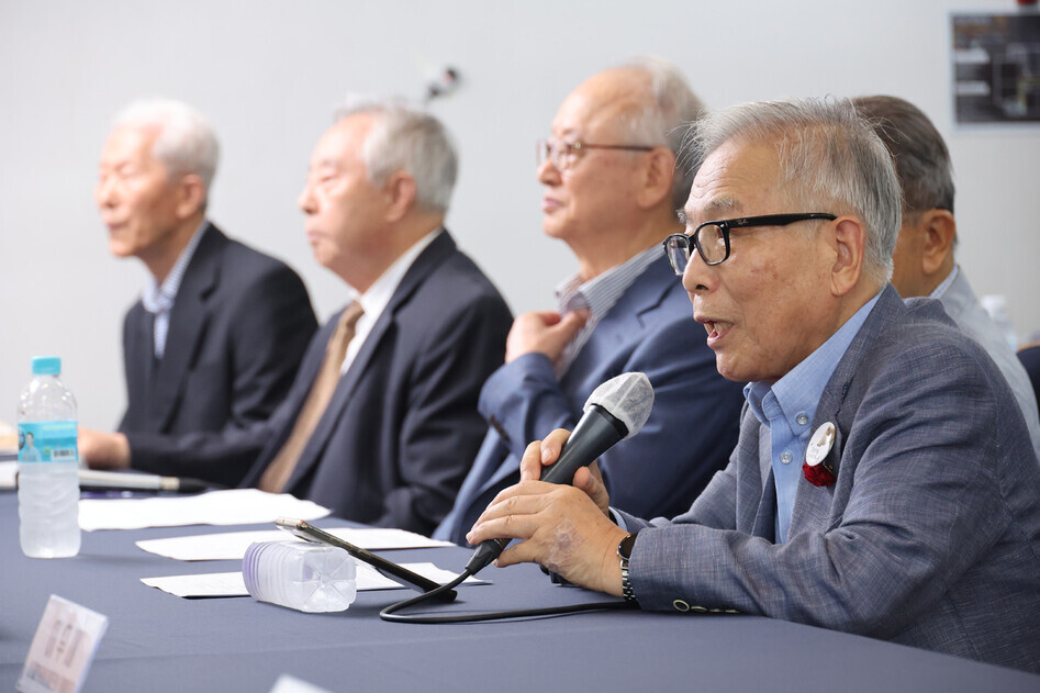 Kim Sang-geun, the former chairperson of KBS, speaks at a press conference put on by a group of Korean intellectuals “concerned about the threat of war and the disappearance of peace from the Korean Peninsula” at the Korea Press Center in downtown Seoul on Aug. 22. (Kim Hye-yun/The Hankyoreh)