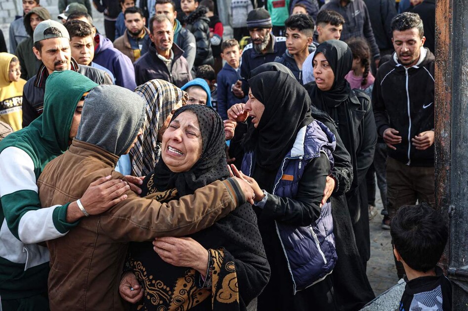 2024년 3월3일 이스라엘의 가자지구 남부 라파 공습으로 집이 파괴된 한 여성이 울부짖고 있다. AFP 연합뉴스