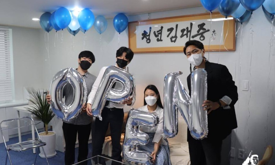 당신들은 텐트 치고 우리는 마당에 멍석깔고… : 음악·공연·전시 : 문화 : 뉴스 : 한겨레 당신들은 텐트 치고 우리는 마당에 멍석깔고…