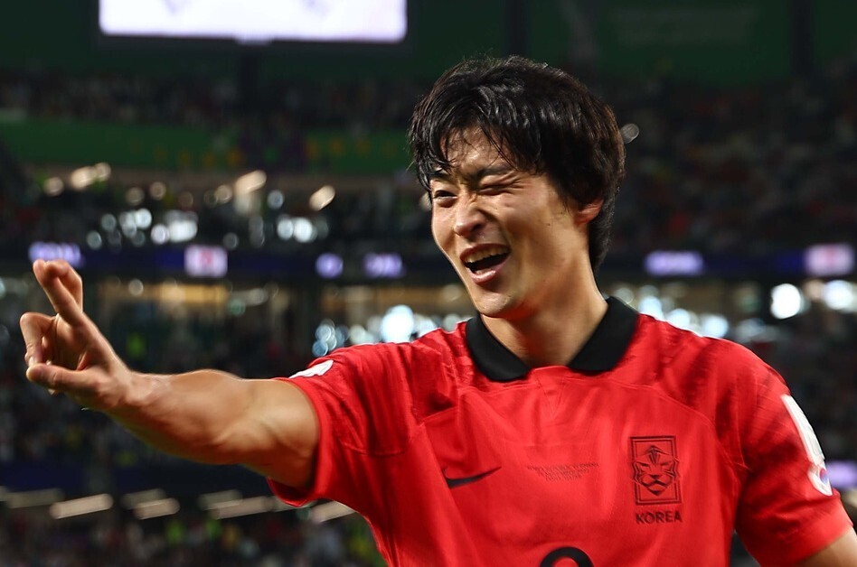 Cho Gue-sung of Korea’s national soccer team celebrates after knocking in a header for a goal during the team’s match against Ghana at the Education City Stadium in Al Rayyan, Qatar, on Nov. 28 (local time). (Kim Hye-yun/The Hankyoreh)