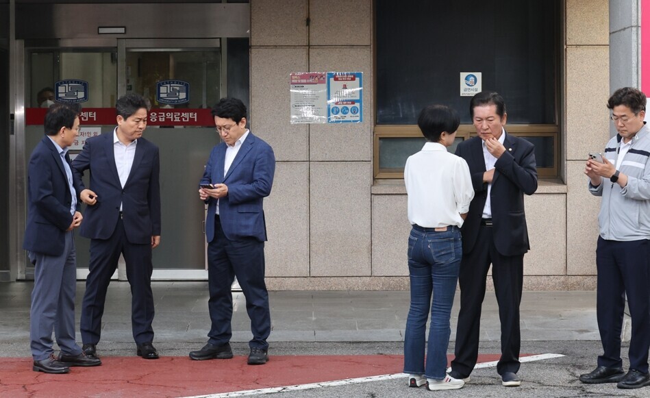 Democratic Party lawmakers including Jung Chung-rae and Cheon Jun-ho gather outside the Catholic University of Korea Yeouido St. Mary’s Hospital on Sept. 18, where Lee Jae-myung was admitted for treatment. (Yonhap)