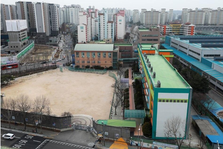 3월10일 서울 양천구 신정7동에서 규모가 가장 큰 갈산초등학교 모습. 그 오른쪽 뒤로 가장 작은 은정초등학교가 보인다. 류우종 기자